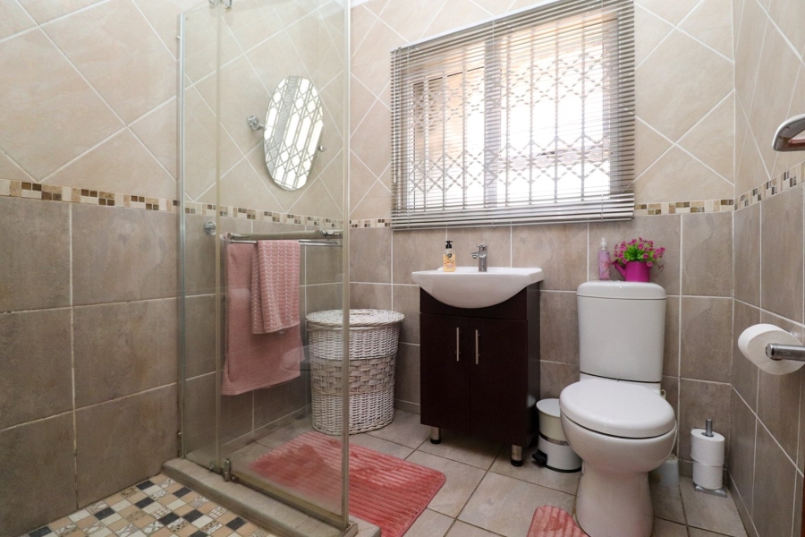 5 Bedroom Property for Sale in Wilkoppies North West